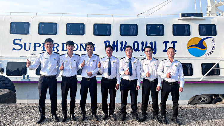 Đội ngũ thuyền viên tàu Superdong